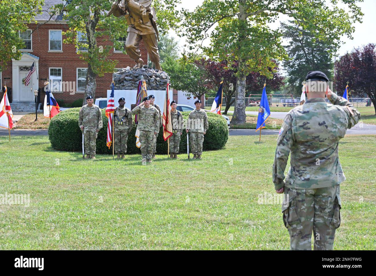 Gli Stati Uniti L'attività di supporto dell'esercito ha celebrato un cambiamento di comando il 21 luglio 2022. Il comandante uscente col Jon A. Brierton aveva passato i colori al comandante entrante col Mitchell J. Wiesniewski. La cerimonia si è svolta a Fort Dix, nello Sharp Field, con la partecipazione di familiari, amici, membri del servizio e civili. Durante la cerimonia le osservazioni sono state fatte dal comandante generale della 99th Divisione di preparazione generale maggiore Rodney L. Faulk. Anche in presenza e osservazioni sono state lette dal direttore di IMCOM-Readiness Sig.ra Brenda Lee McCullough, ha ricoperto la carica di direttore di IMCOM-Readiness Foto Stock