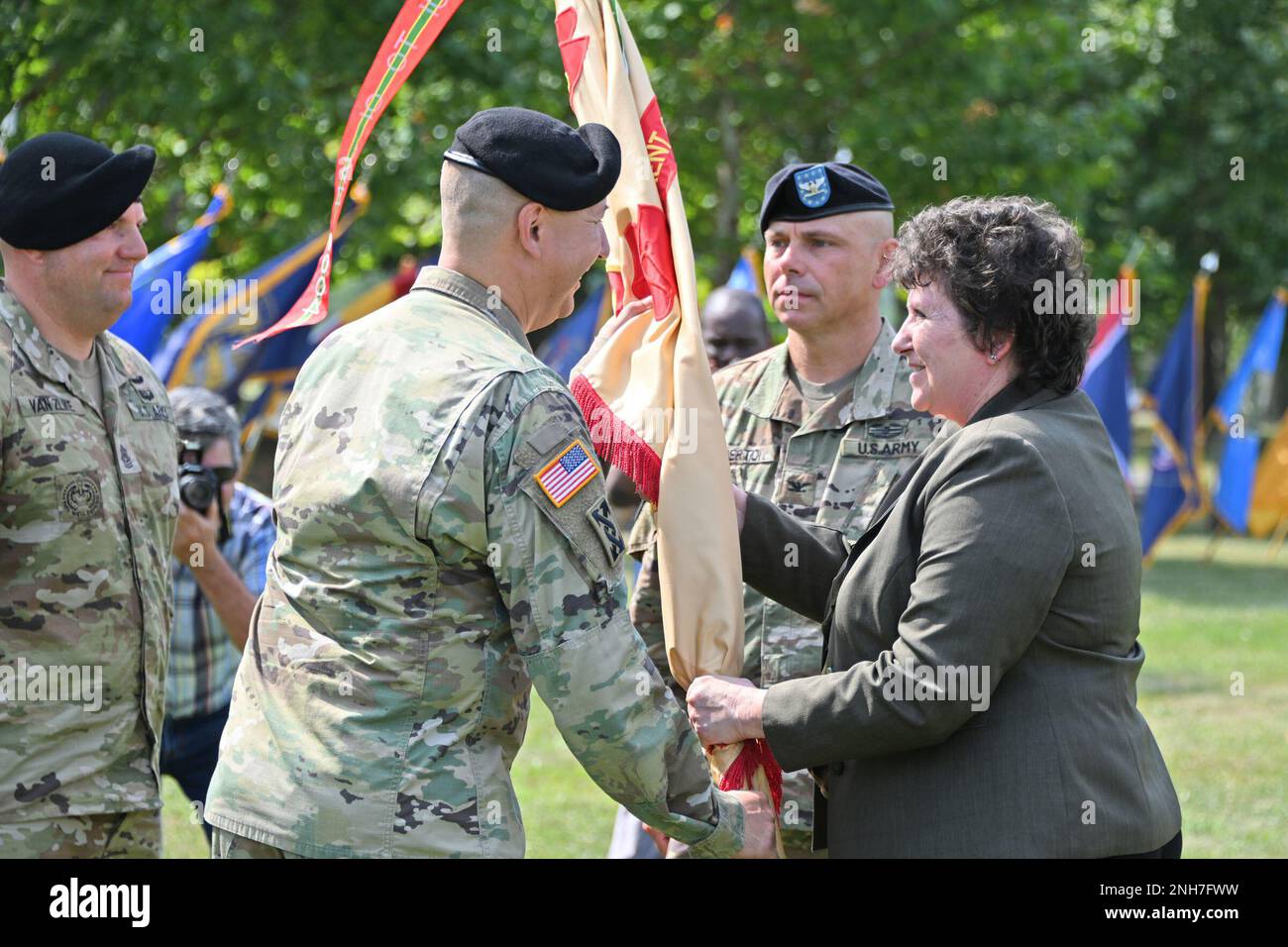 Gli Stati Uniti L'attività di supporto dell'esercito ha celebrato un cambiamento di comando il 21 luglio 2022. Il comandante uscente col Jon A. Brierton aveva passato i colori al comandante entrante col Mitchell J. Wiesniewski. La cerimonia si è svolta a Fort Dix, nello Sharp Field, con la partecipazione di familiari, amici, membri del servizio e civili. Durante la cerimonia le osservazioni sono state fatte dal comandante generale della 99th Divisione di preparazione generale maggiore Rodney L. Faulk. Anche in presenza e osservazioni sono state lette dal direttore di IMCOM-Readiness Sig.ra Brenda Lee McCullough, ha ricoperto la carica di direttore di IMCOM-Readiness Foto Stock