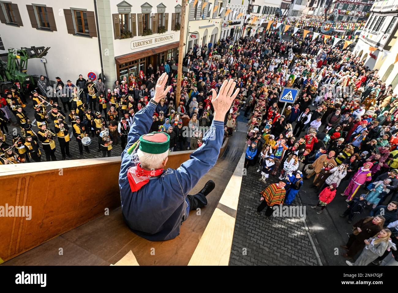 Riedlingen, Germania. 21st Feb, 2023. Winfried Kretschmann, Ministro Presidente di Baden-Württemberg (M, Bündnis 90/Die Grünen), scivola fuori dal municipio il martedì di Shrove. Più di 300 sciocchi della gilda Gole 1865 partecipano al fumo di sigaro, al pasto di Froschkuttel del 192nd e al successivo scivolamento fuori dal municipio. Credit: Felix Kästle/dpa/Alamy Live News Foto Stock