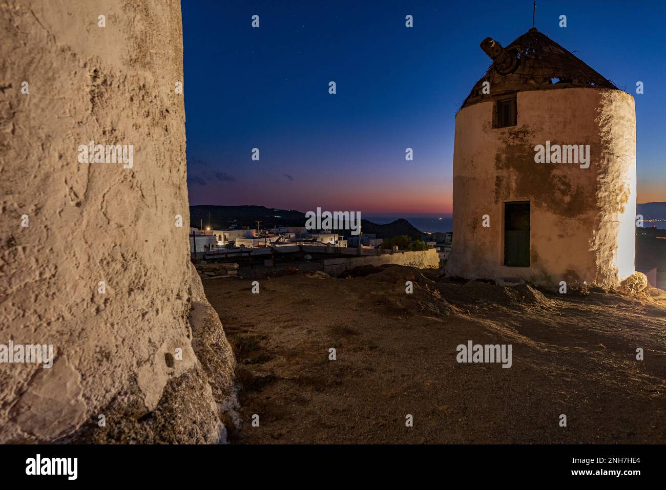 Tradizionali mulini a vento delle Cicladi nel villaggio di Vivlos al calar della notte, Naxos Foto Stock