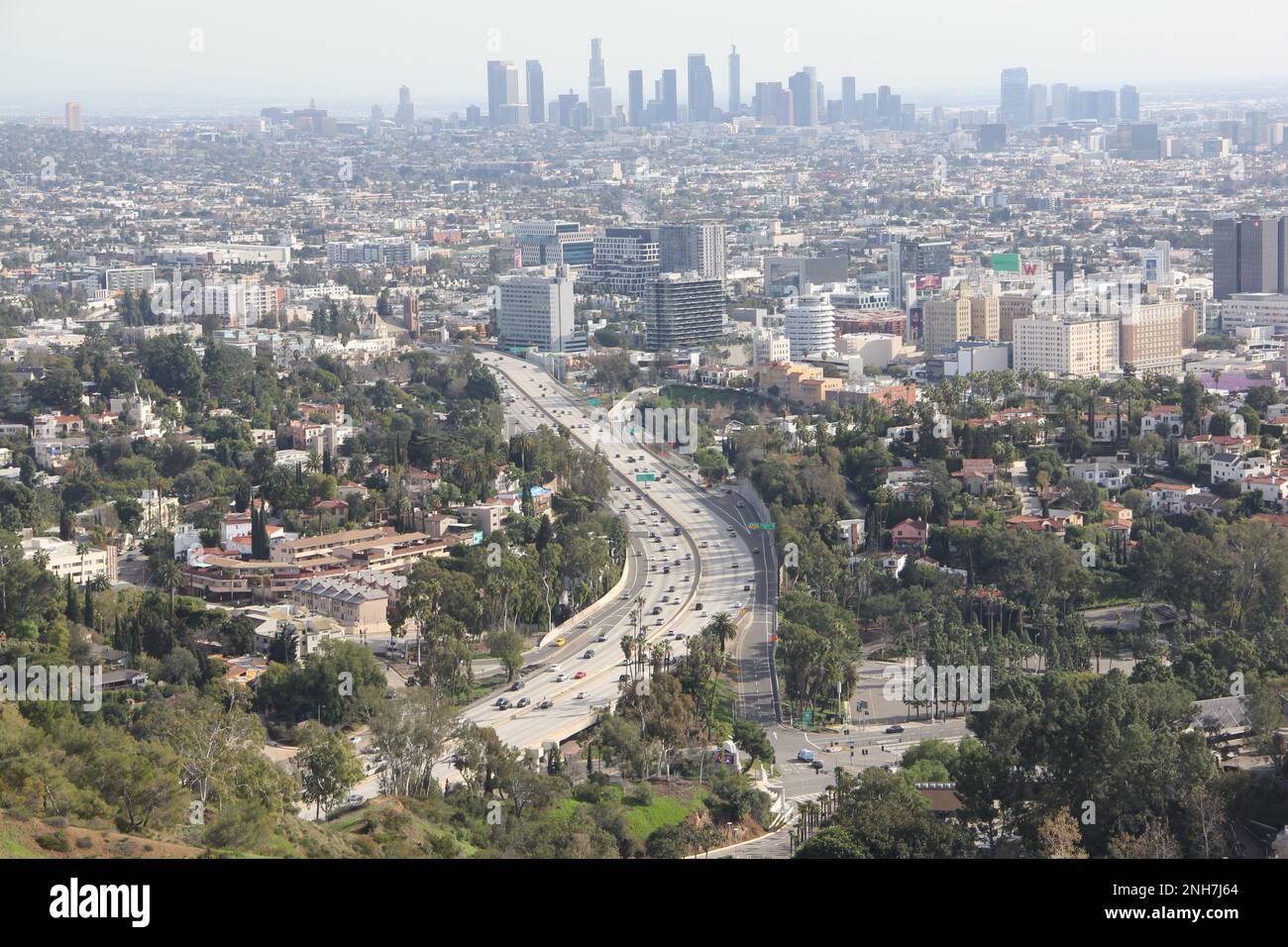Un'immagine panoramica di un vibrante paesaggio urbano di Los Angeles, California, USA dalla cima di un'alta montagna Foto Stock