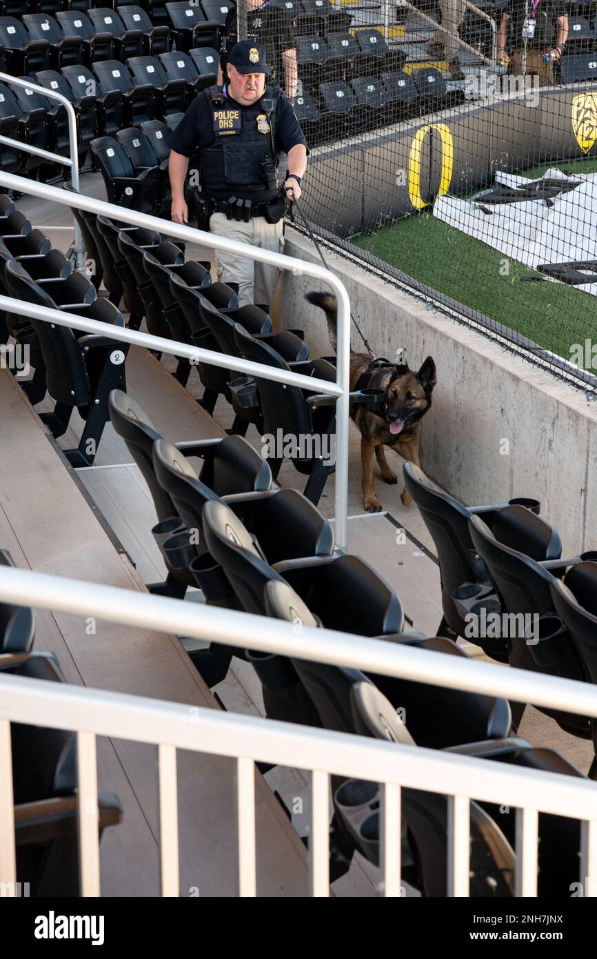 Tim McKenna, un gestore del rivelatore esplosivo K-9 con il Federal Protective Service lavora con il suo cane Misa, un malinois belga, mentre conducono sessioni di allenamento in corso allo Jane Sanders Stadium adiacente all'Hayward Field dell'Università dell'Oregon di Eugene, Ore., 21 luglio 2022. Misa è addestrata per valutare eventuali minacce potenziali al fine di garantire la sicurezza dei partecipanti e degli osservatori al World Track e ai Campionati del mondo che si sono tenuti dal 15 al 24 luglio 2022 ed è stata la prima volta che l'evento si è tenuto negli Stati Uniti. (Foto della Guardia Nazionale di John Hughel Foto Stock