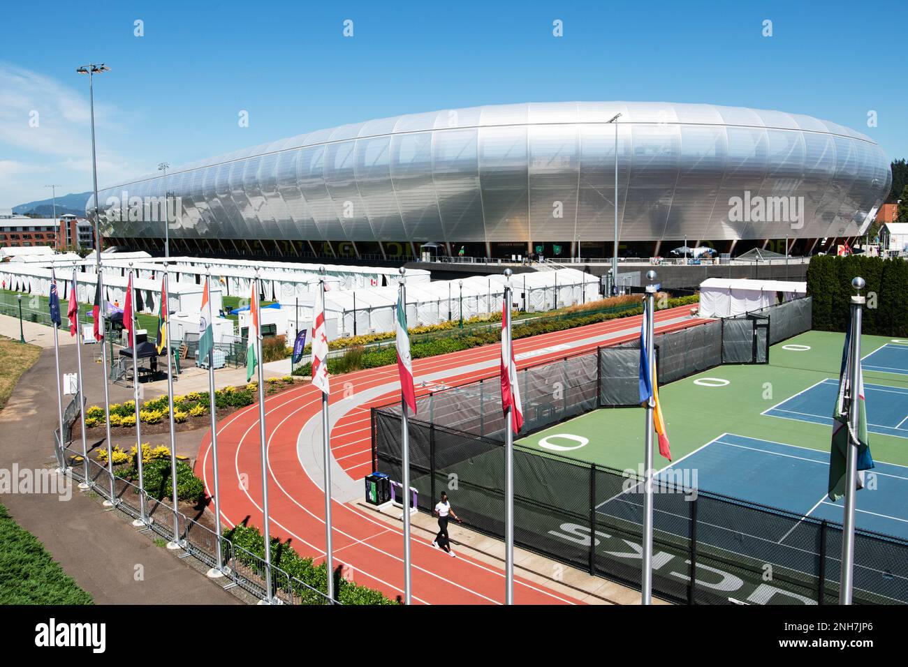 Gli spettatori iniziano ad arrivare all'Hayward Field presso l'Università dell'Oregon, Eugene, Ore., durante i Campionati mondiali di atletica leggera del 21 luglio 2022. I membri della Guardia Nazionale dell'Oregon delle armi di distruzione di massa del 102nd - squadra di supporto civile, e altri membri del personale di sicurezza del Joint Hazard Assessment Team (JHAT) conducono le sweep di sicurezza durante i Campionati mondiali e sul campo che si terranno dal 15 al 24 luglio 2022. Il JHAT ha regolarmente pattugliato i motivi per condurre spazzature e valutare eventuali minacce potenziali al fine di contribuire a garantire la sicurezza dei partecipanti e degli osservatori ai Campionati. (NAT Foto Stock