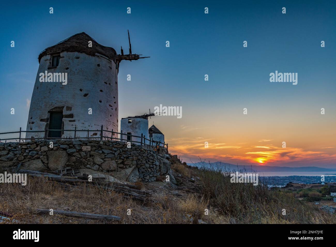 Tradizionali mulini a vento delle Cicladi nel villaggio di Vivlos al tramonto, Naxos Foto Stock