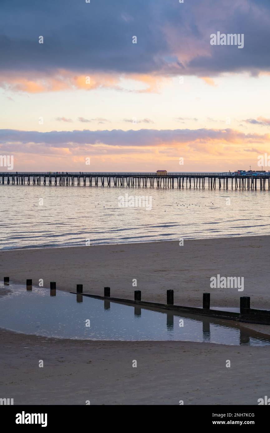 La spiaggia e il molo a Walton sulla Naze al tramonto Foto Stock