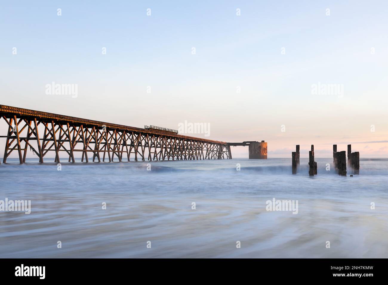 Steetley Pier, Hartlepool, County Durham, Regno Unito. Il molo fu utilizzato per pompare acqua allo stabilimento Magnesite negli anni Sessanta, che è stato poi demolito. Foto Stock