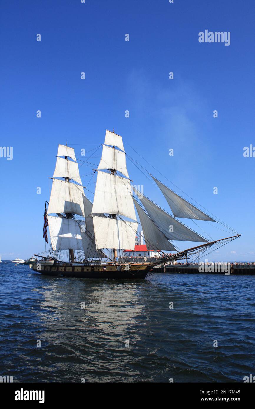 Nave alta che entra nel canale delle navi di Duluth dal lago superiore con la luce esterna di Duluth South Breakwater dietro a Duluth, Minnesota USA. Foto Stock