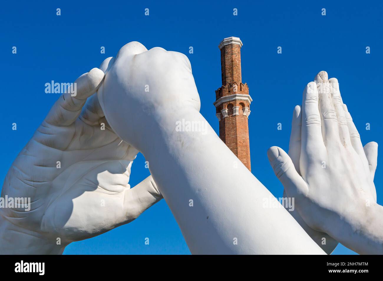 Costruzione ponti scultura dell'artista Lorenzo Quinn raffigurante 6 paia di mani monumentali, saggezza speranza amore aiutare fede amicizia a Venezia Foto Stock