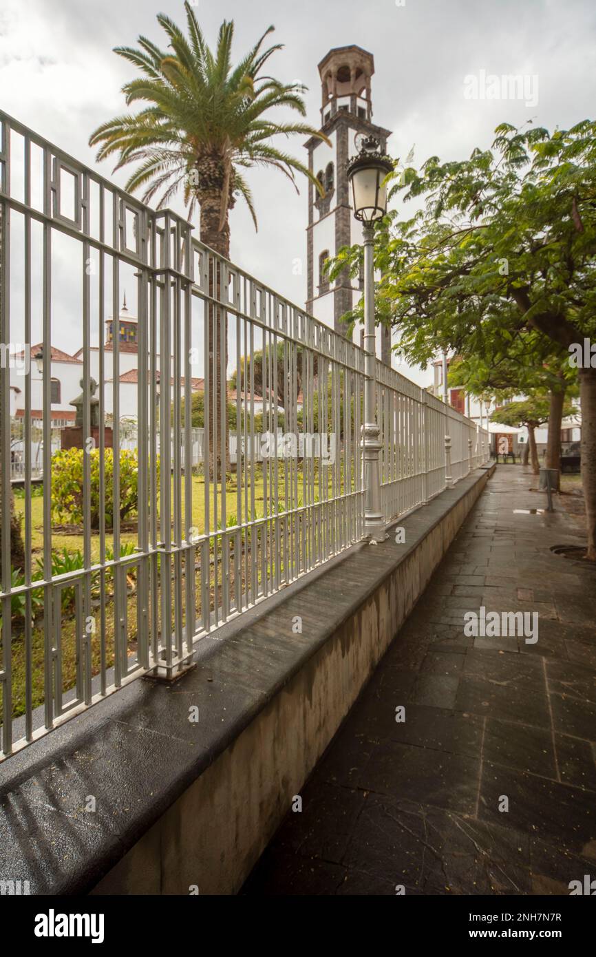 Ringhiere che formano un forte piombo nella chiesa Iglesia de la Concepción (Santa Cruz de Tenerife) sullo sfondo. Tenerife, Spagna Foto Stock