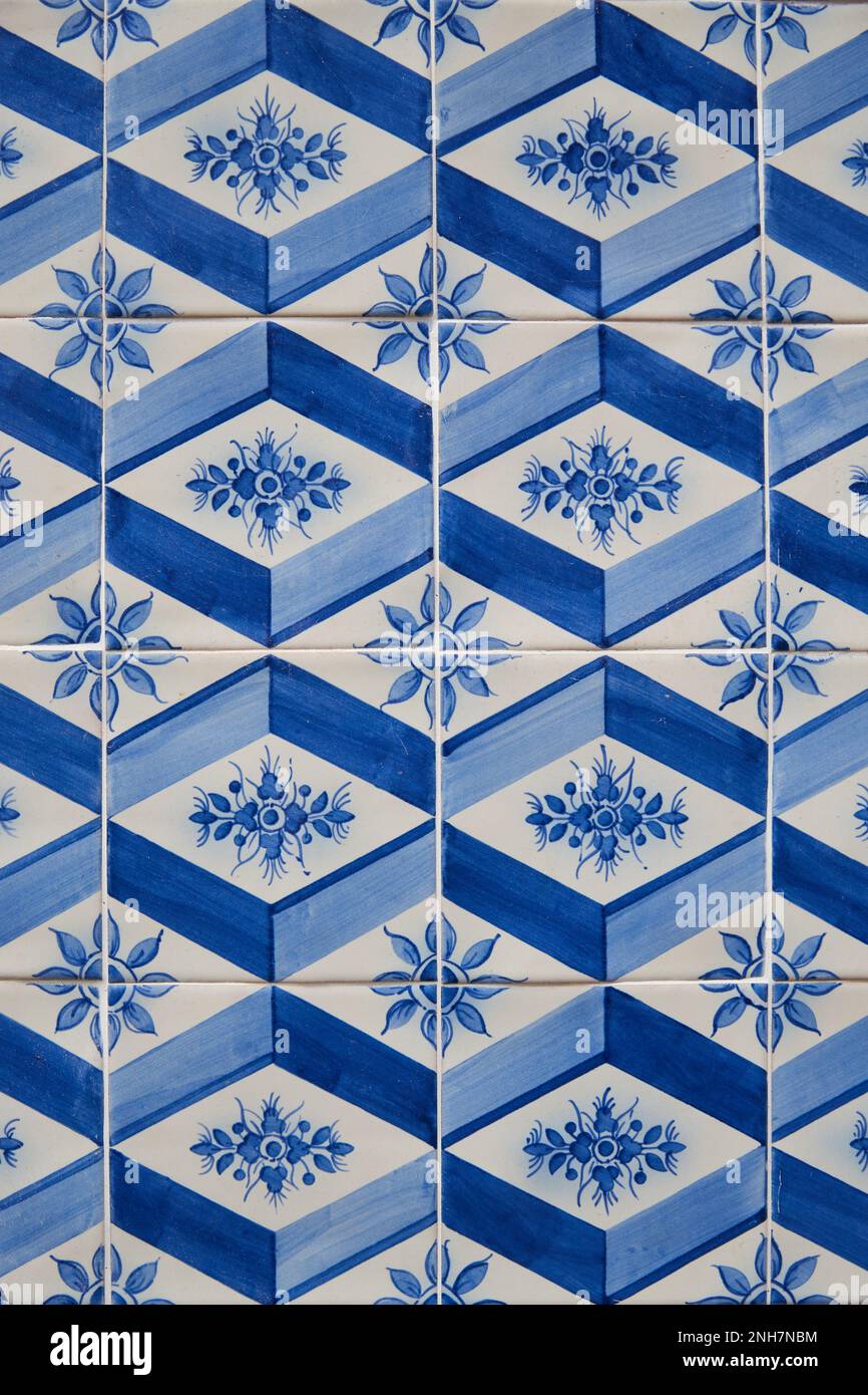 Piastrelle vintage blu e bianche a motivi su una parete a Porto, Portogallo Foto Stock