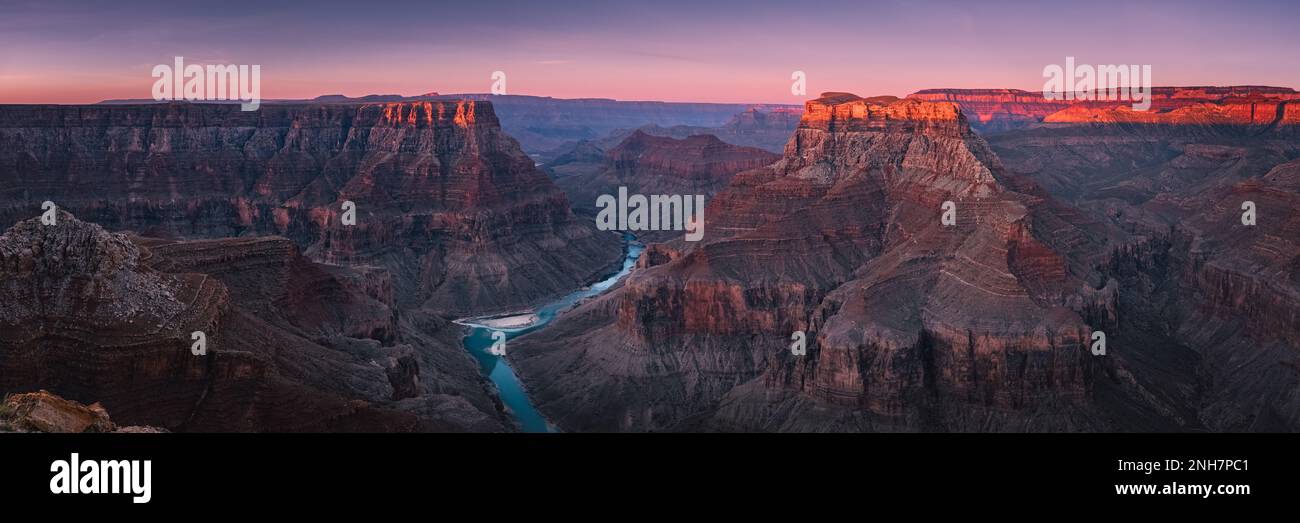 Un'ampia vista panoramica dell'alba a 3:1 m dal punto panoramico della confluenza dei fiumi Greater e Lesser Colorado, visto dal bordo est di Gran Foto Stock