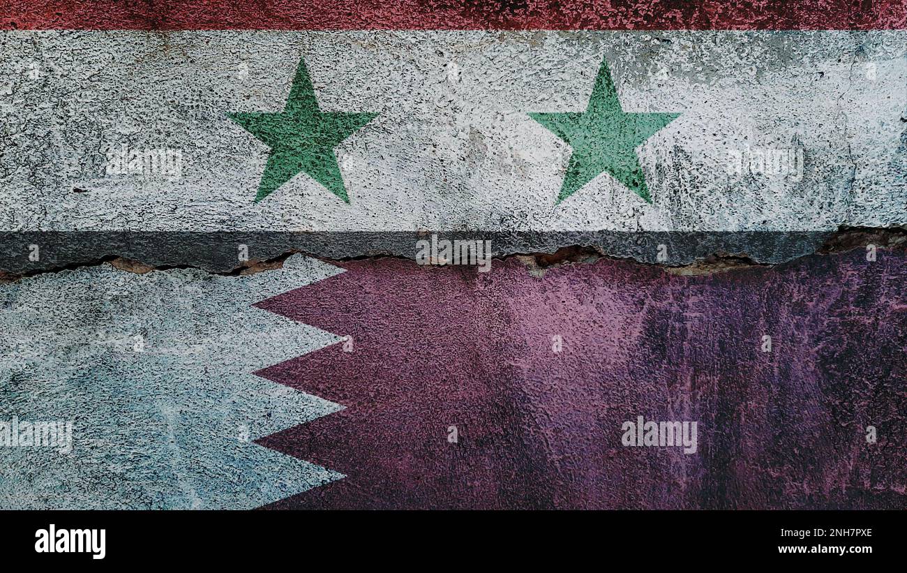 Bandiera di Siria e Qatar su sfondo muro incrinato. Economia, conflitti politici, trama del concetto di guerra Foto Stock