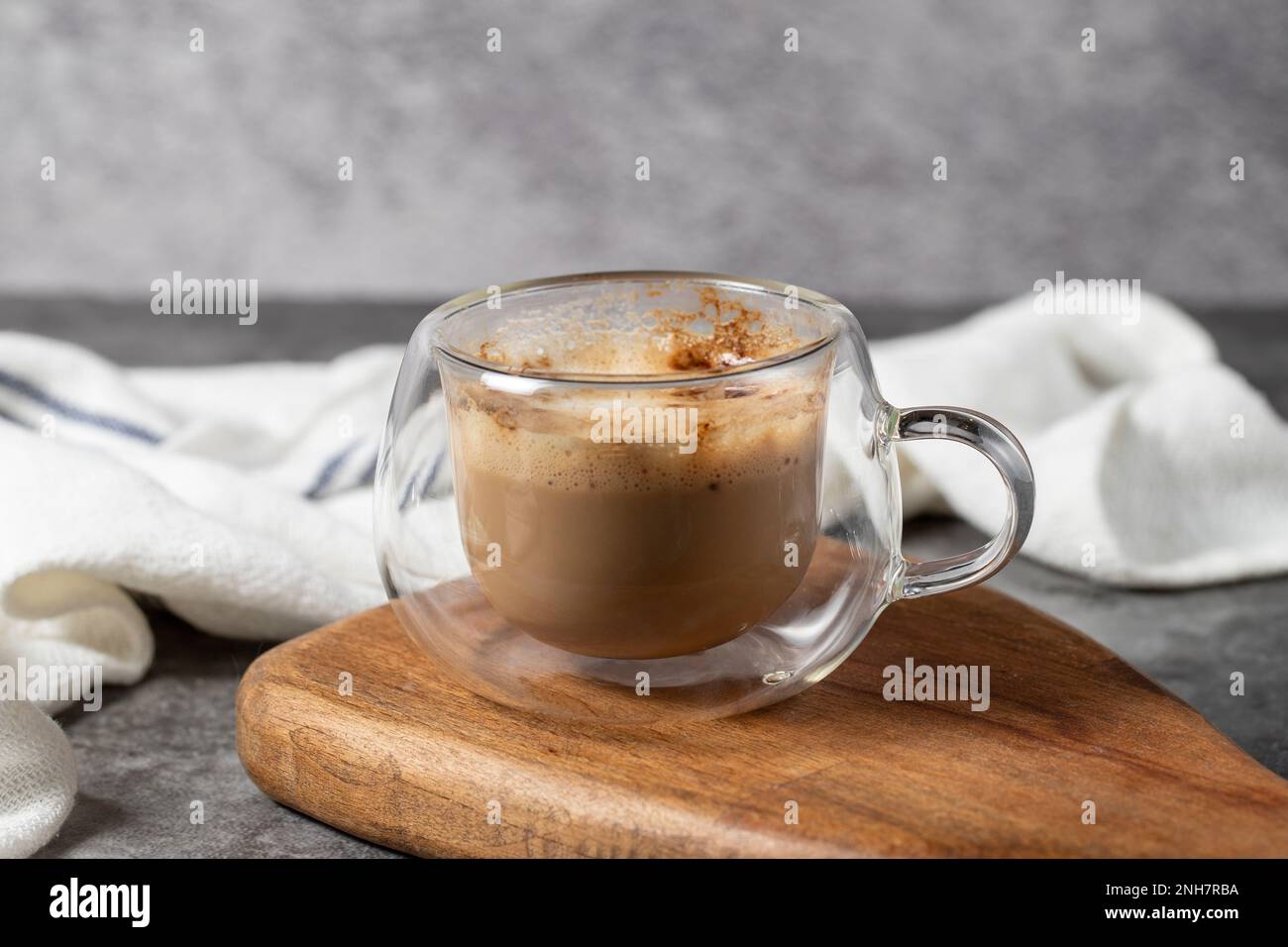 Caffè con latte. Caffè preparato in un bicchiere a doppia parete. primo piano Foto Stock