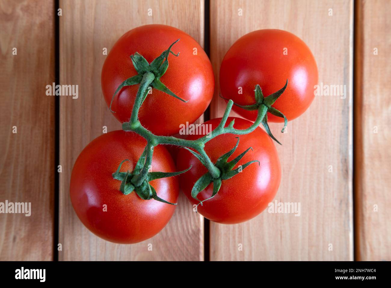 Un gruppo di pomodori d'uva su sfondo di legno, vista dall'alto Foto Stock