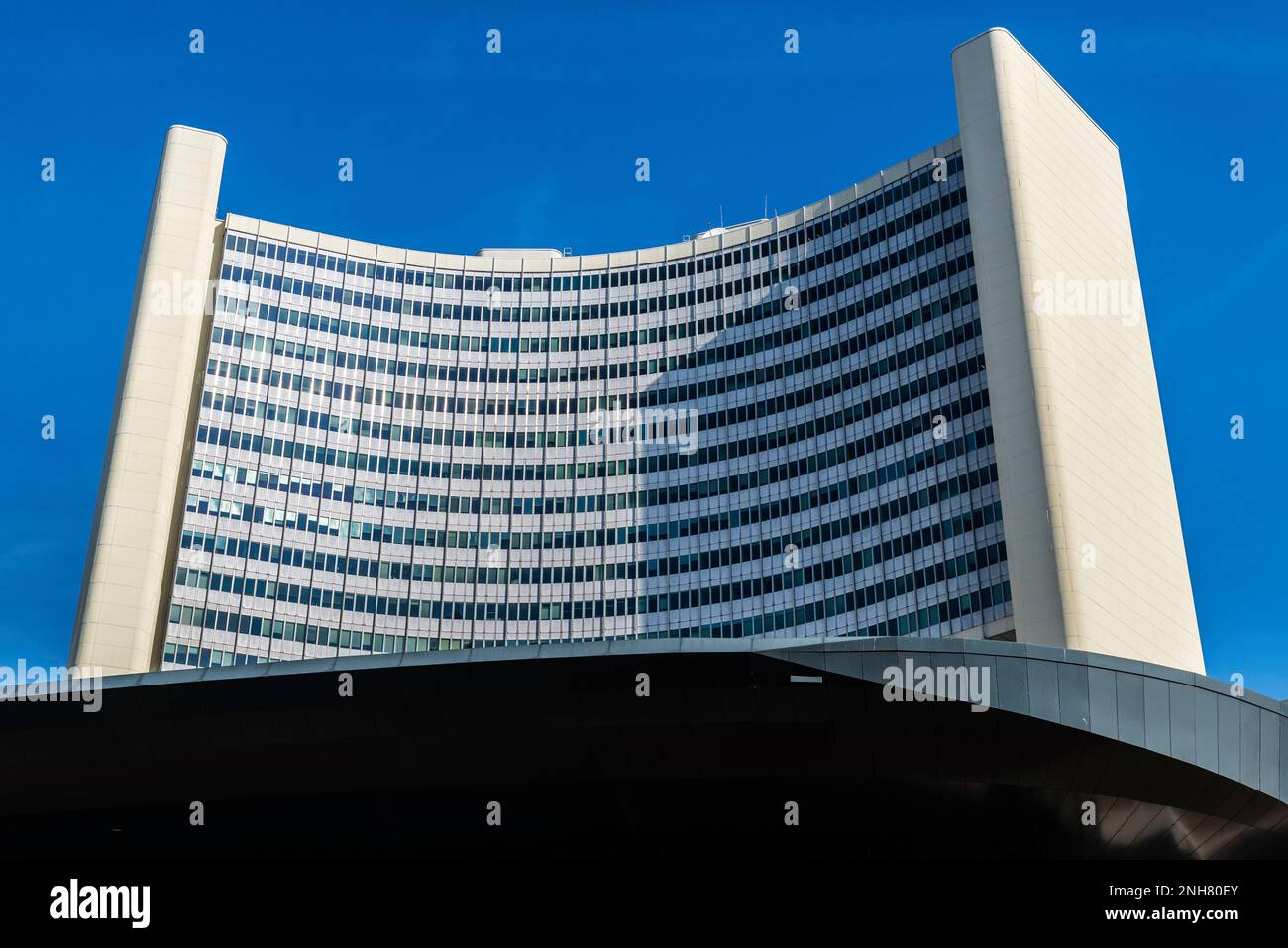 Vienna, Austria - 17 ottobre 2022: Facciata della sede dell'Agenzia internazionale per l'energia atomica (AIEA), un moderno grattacielo nella città di Donau o vie Foto Stock