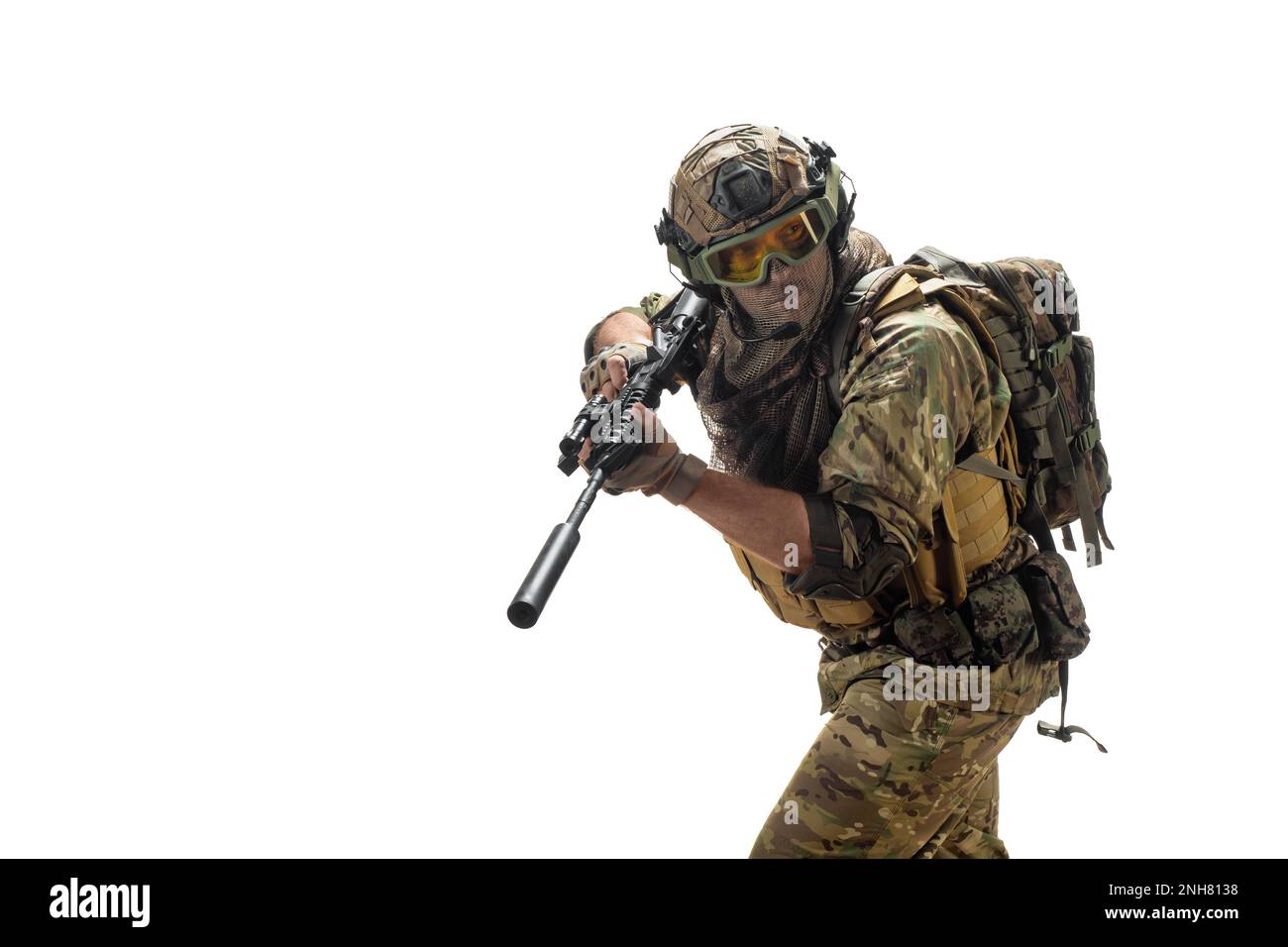 Un soldato mercenario con AK-74 in mano e puntando al nemico. Soldati delle forze speciali professionali durante un'operazione speciale. Foto isolata su whit Foto Stock