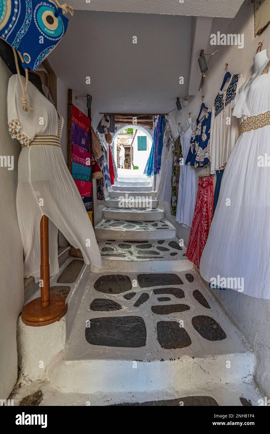 Caratteristico vicolo con bazar turistici nel centro storico di Naxos, in Grecia Foto Stock