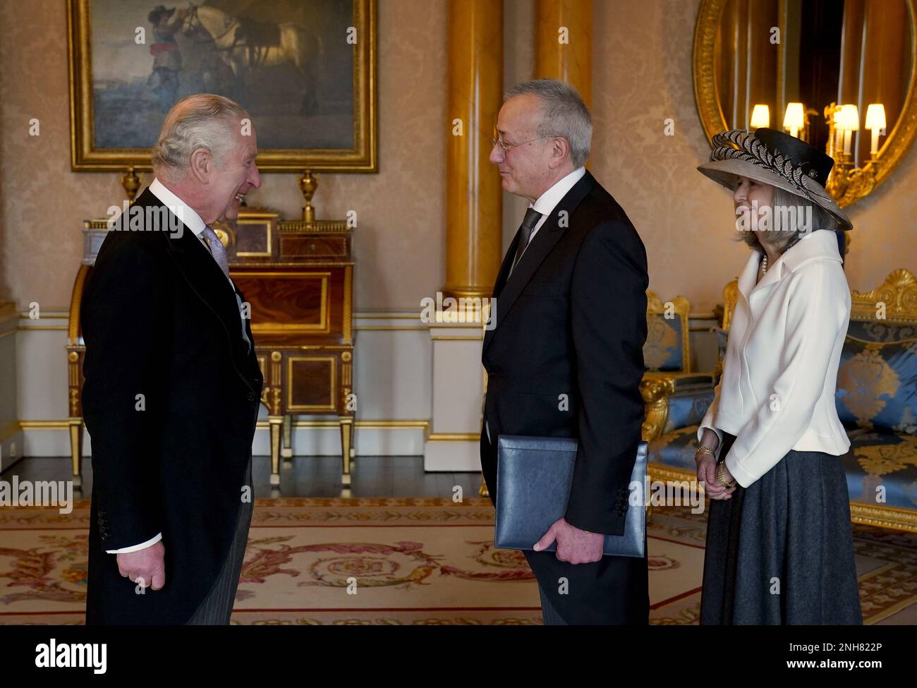 Re Carlo III riceve sua Eccellenza l'Ambasciatore dell'Unione europea, Pedro Antonio Serrano de Harom accompagnato da Ana Perez Kramer durante un'udienza a Buckingham Palace, Londra. Data immagine: Martedì 21 febbraio 2023. Foto Stock