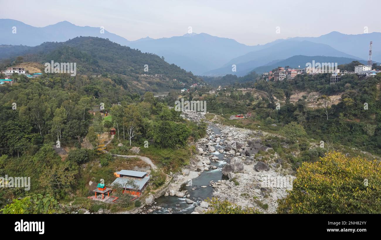 Vista del fiume Binwa e della valle vicino a Baijnath, Kangra, Himachal Pradesh, India. Foto Stock