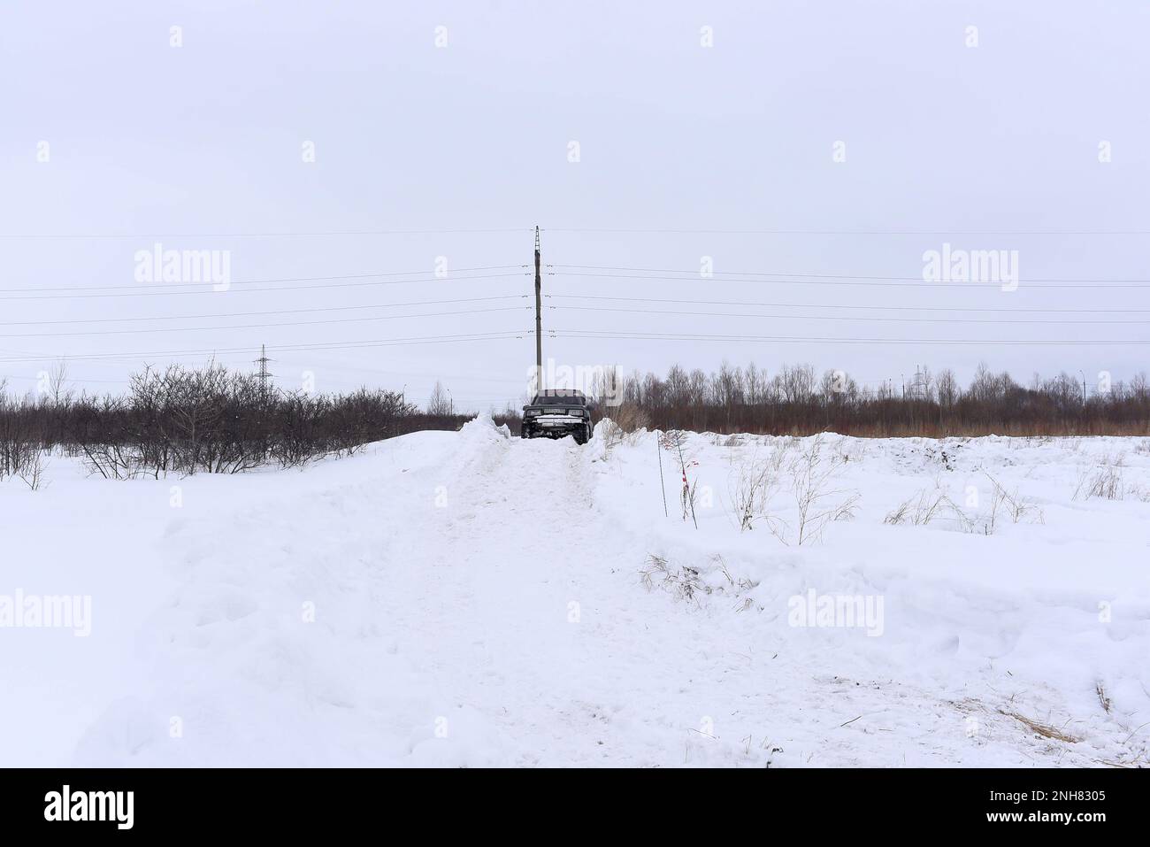 Fuoristrada il SUV 'Suzuki Escudo' 4x4 si sposta velocemente su una strada innevata su una collina in un campo in inverno. Foto Stock