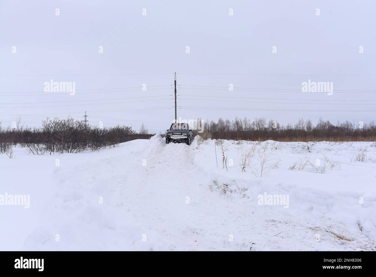 Fuoristrada il SUV 'Suzuki Escudo' 4x4 si sposta velocemente su una strada innevata su una collina in un campo in inverno. Foto Stock
