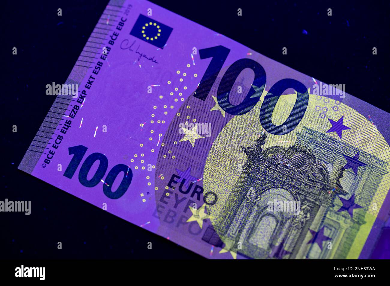 Valuta europea in protezione dalla luce UV. Euro in luce UV per controllare l'autenticità del denaro. Foto Stock