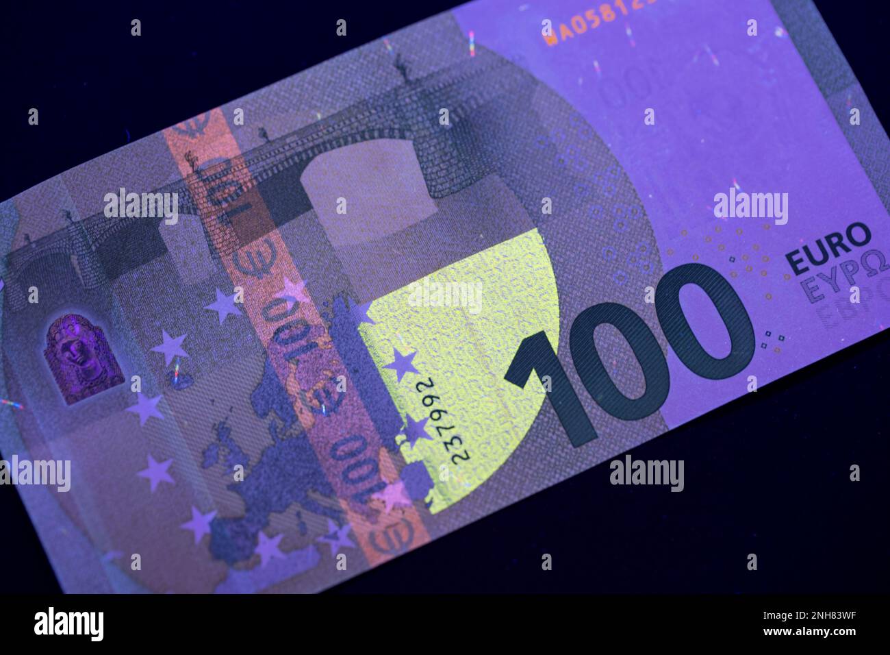 Valuta europea in protezione dalla luce UV. Euro in luce UV per controllare l'autenticità del denaro. Foto Stock