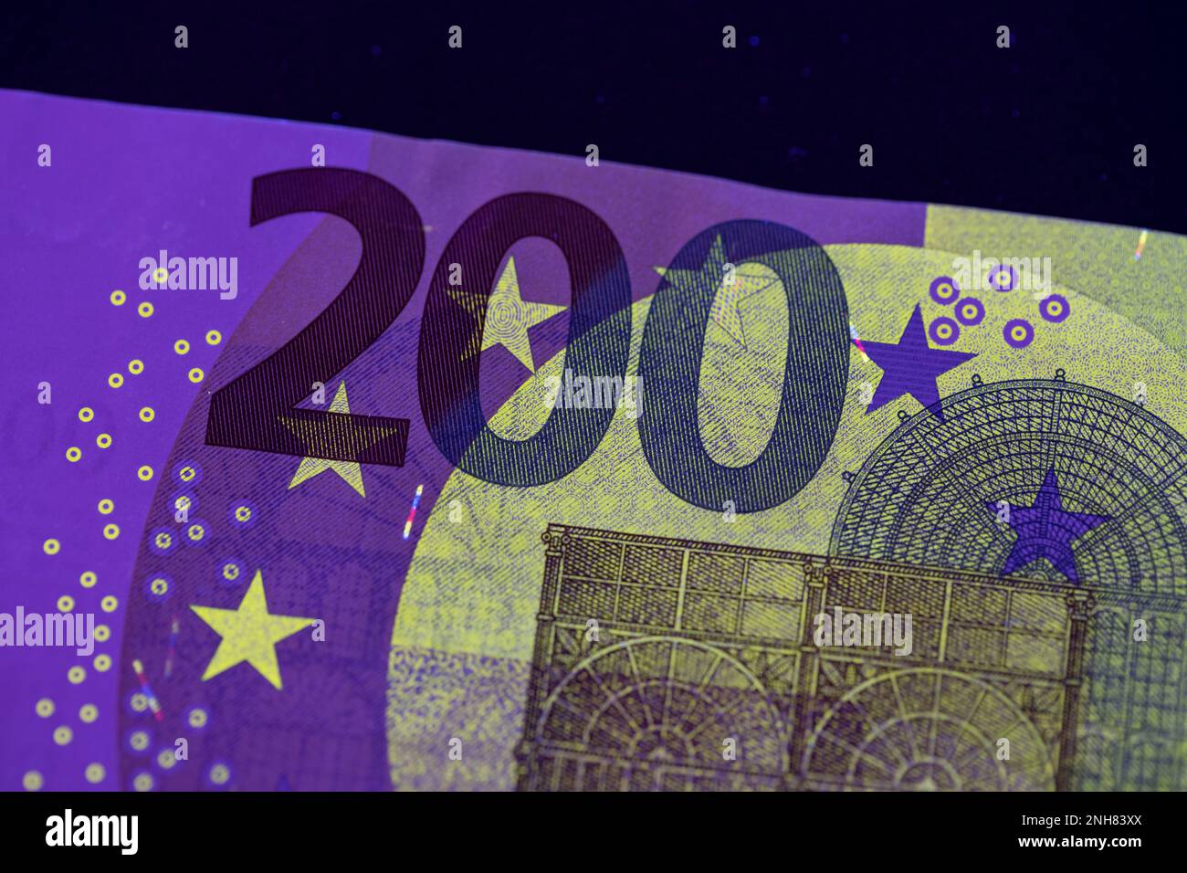 Valuta europea in protezione dalla luce UV. Euro in luce UV per controllare l'autenticità del denaro. Foto Stock