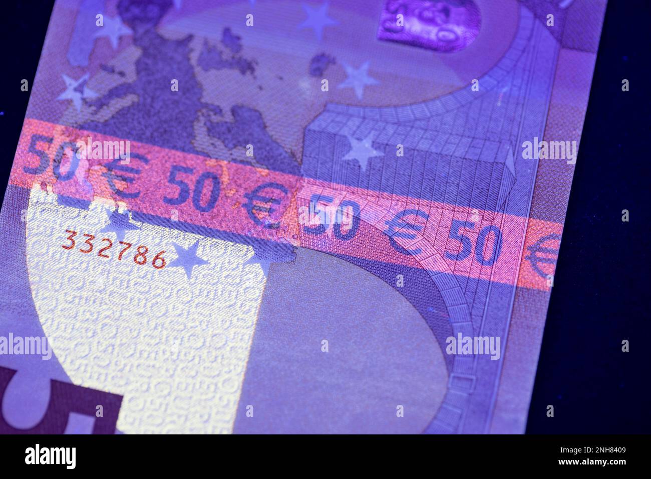 Valuta europea in protezione dalla luce UV. Euro in luce UV per controllare l'autenticità del denaro. Foto Stock