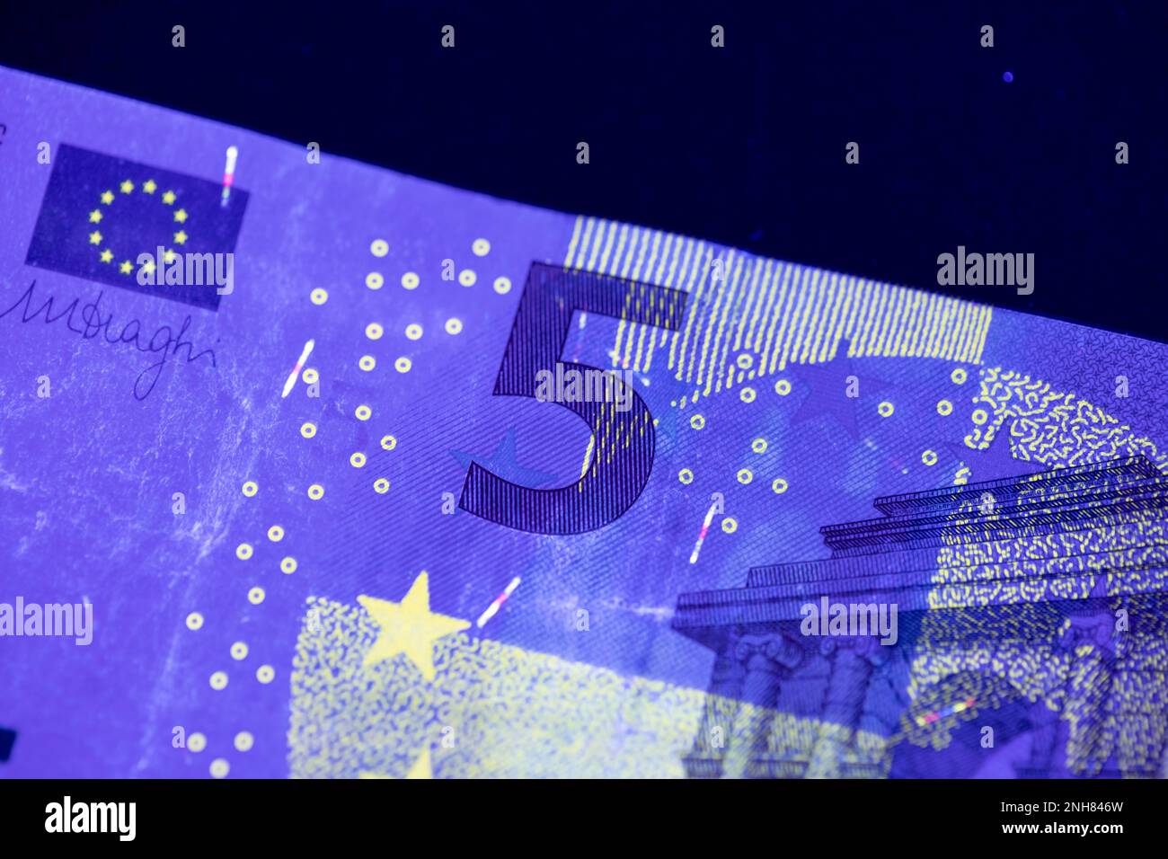 Valuta europea in protezione dalla luce UV. Euro in luce UV per controllare l'autenticità del denaro. Foto Stock