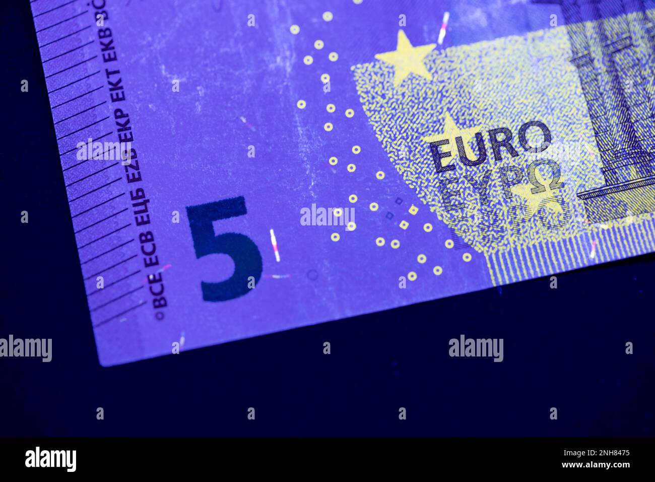 Valuta europea in protezione dalla luce UV. Euro in luce UV per controllare l'autenticità del denaro. Foto Stock
