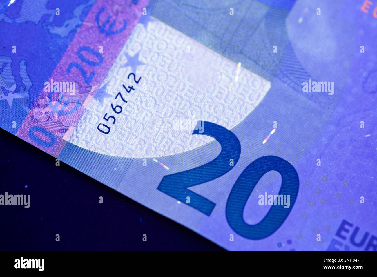 Valuta europea in protezione dalla luce UV. Euro in luce UV per controllare l'autenticità del denaro. Foto Stock