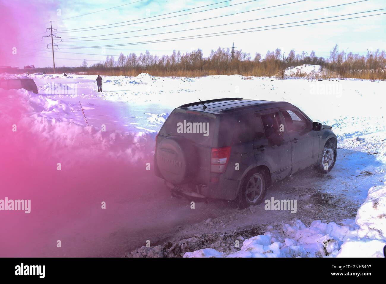 Fuoristrada fuoristrada 4x4 'Suzuki Grand Vitara', guida veloce attiva in un fumo color cremisi. Foto Stock