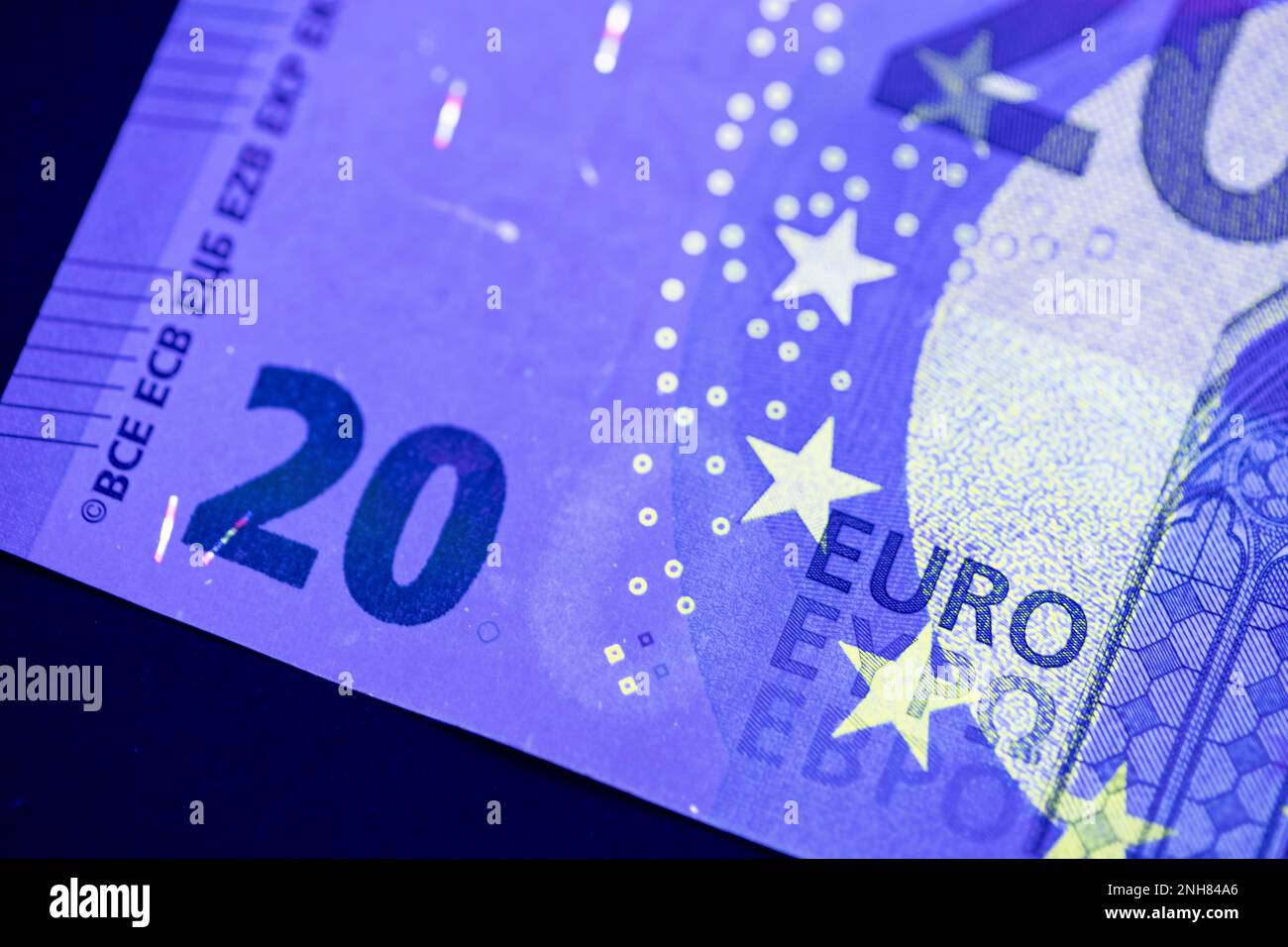 Valuta europea in protezione dalla luce UV. Euro in luce UV per controllare l'autenticità del denaro. Foto Stock
