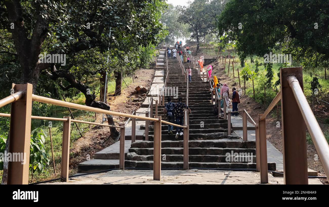 INDIA, MADHYA PRADESH, JABALPUR, 2022 novembre, devotee salire le scale per Chausath Yogini Tempio, Bedaghat Foto Stock