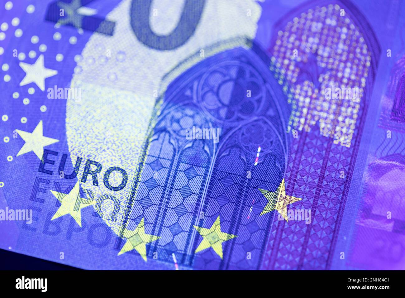 Valuta europea in protezione dalla luce UV. Euro in luce UV per controllare l'autenticità del denaro. Foto Stock