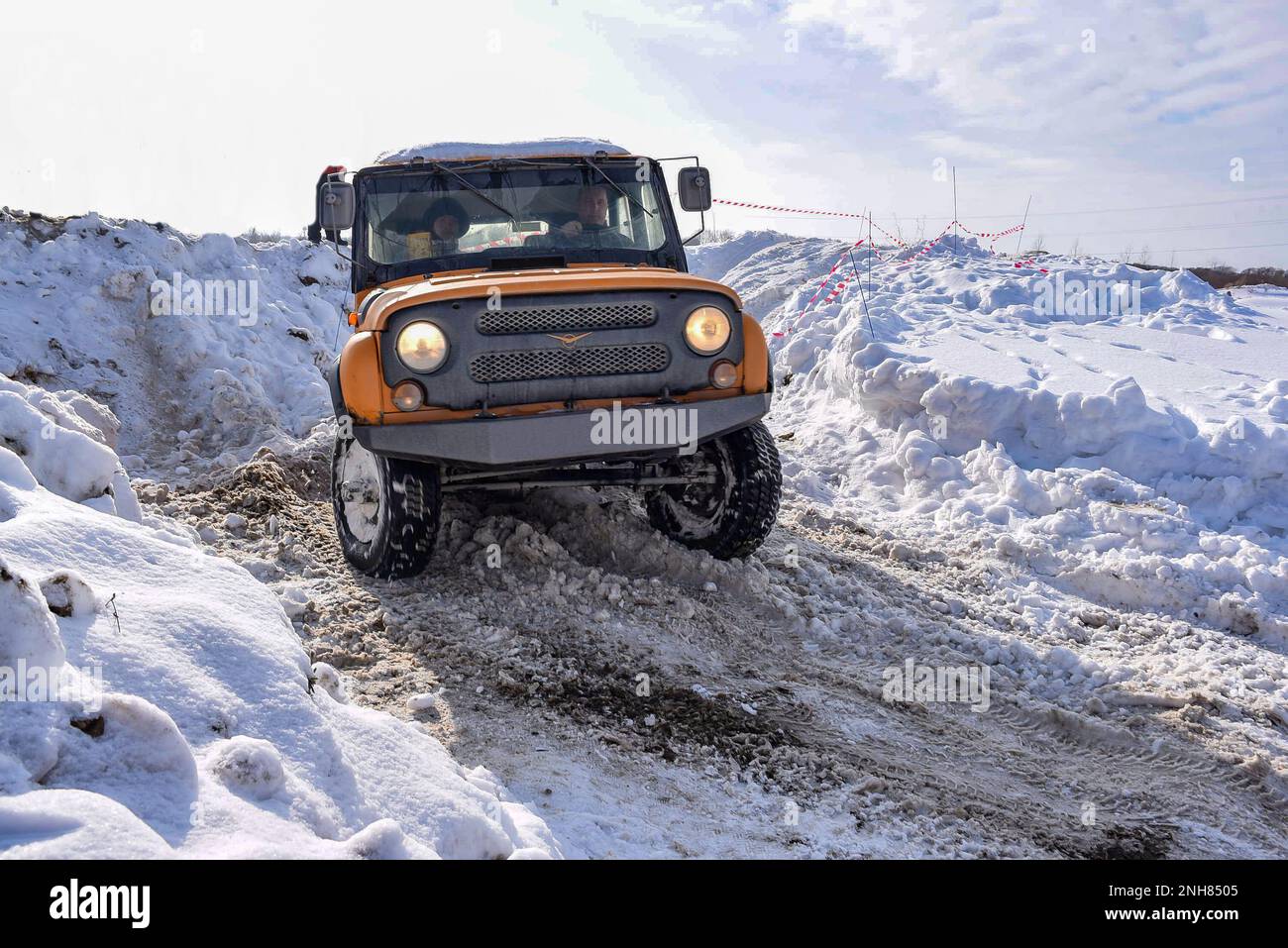 Fuoristrada russo SUV 'UAZ Hunter 469' 4x4 cavalca con le luci su una strada difficile nella neve in inverno Foto Stock