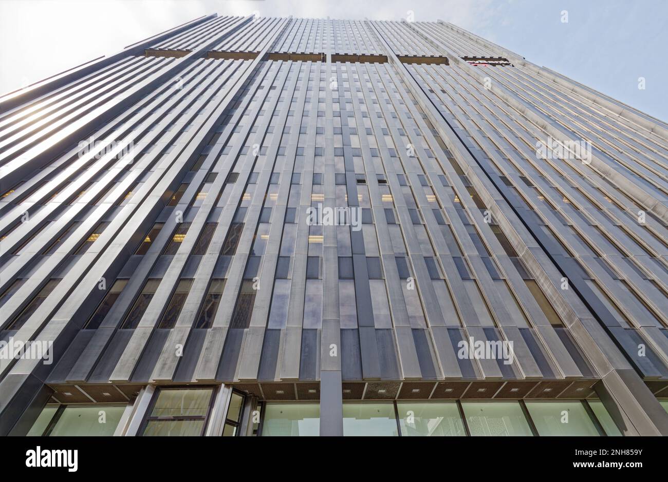 Pittsburgh Downtown: Guarda in alto la cortina in alluminio anodizzato grigio scuro e la parete in vetro di Stanwix Street 11 (nota anche come Six Gateway Center). Foto Stock