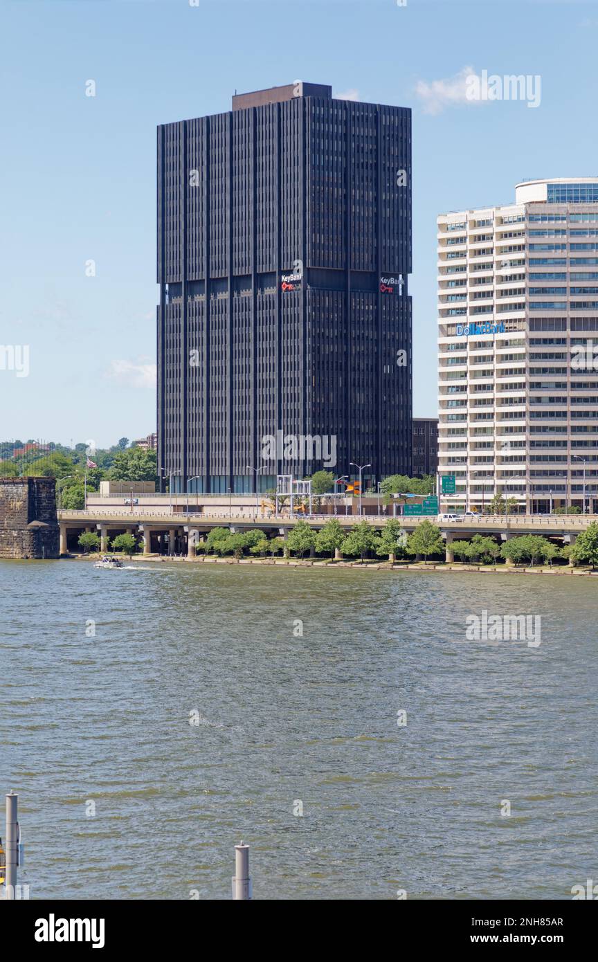 Centro di Pittsburgh: 11 Stanwix Street, ex Westinghouse Electric HQ, una torre in alluminio grigio scuro e vetro che si affaccia sul fiume Monongahela. Foto Stock