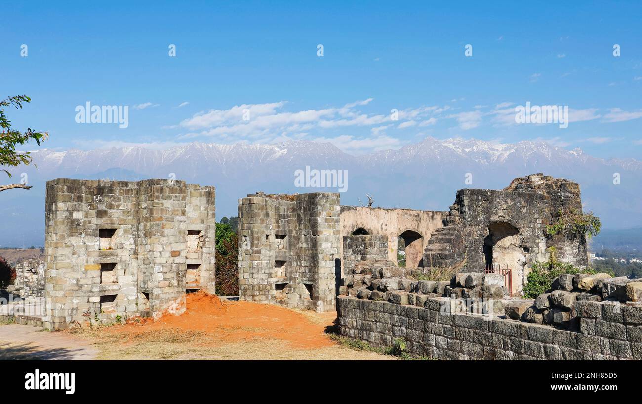 Fortezza in rovina di Kangra Fort e montagne dietro, Kangra, Himachal Pradesh, India. Foto Stock