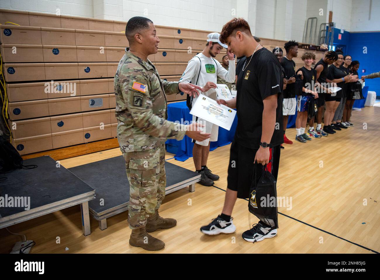 Richard Harrison, USA Addestramento dell'esercito e comando di Dottrina operazioni, piani e capo di addestramento del delegato, presenta i premi agli allievi locali della High School alla scuola media di Ethel Gildersleeve, Newport News, Virginia, 21 luglio 2022. Il campo estivo è stato progettato per promuovere e promuovere la cameratismo, il lavoro di squadra, il divertimento e l'esprit de Corps tra Fort Eustis e la comunità locale di Newport News. Foto Stock