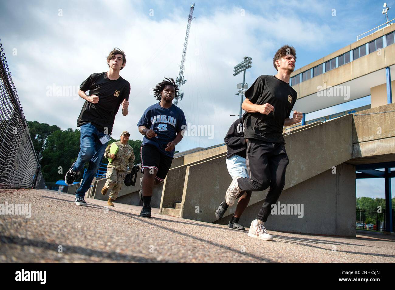 Gli studenti delle scuole superiori locali corrono da una stazione all'altra durante la sfida "This is my Squad" come parte del campo estivo inaugurale di Fort Eustis al Todd Stadium, Newport News, Virginia, 21 luglio 2022. Il campo estivo è stato progettato per promuovere e promuovere la cameratismo, il lavoro di squadra, il divertimento e l'esprit de Corps tra Fort Eustis e la comunità locale di Newport News. Foto Stock