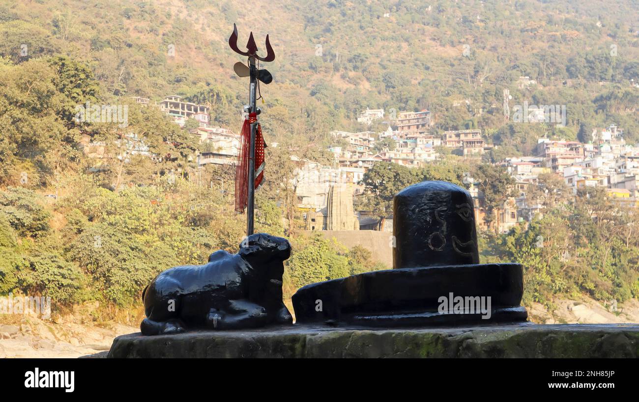 Shivalinga e Nandi sulla riva del fiume Beas, Mandi, Himachal Pradesh, India. Foto Stock