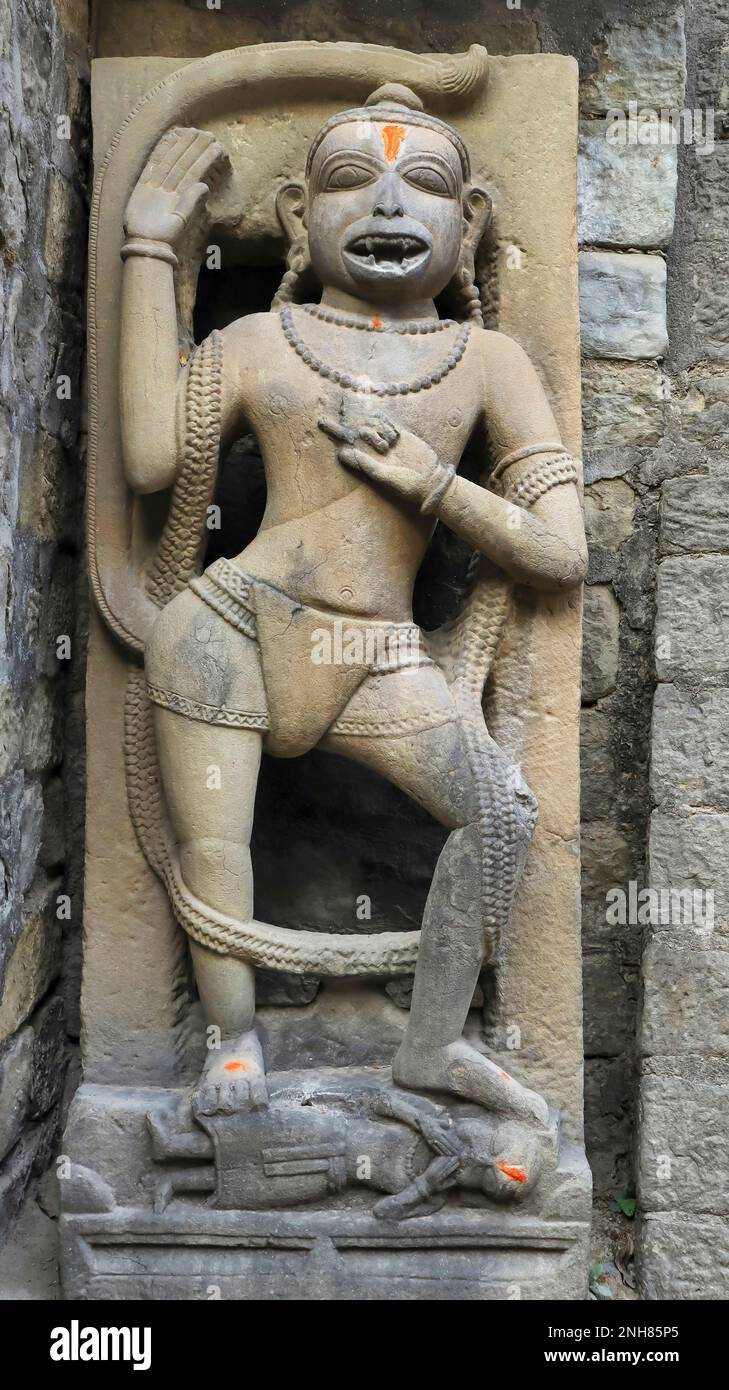 Scultura di Lord Hanuman nella parte anteriore del tempio di Triloknath, Mandi, Himachal Pradesh, India. Foto Stock