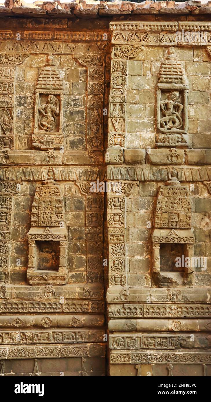 Sculture sul tempio di Triloknath, Mandi, Himachal Pradesh, India. Foto Stock