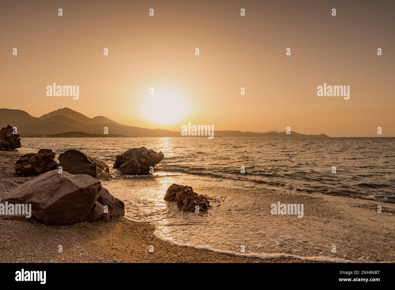 Tramonto sulla spiaggia di Achivadolimni, Milos Foto Stock