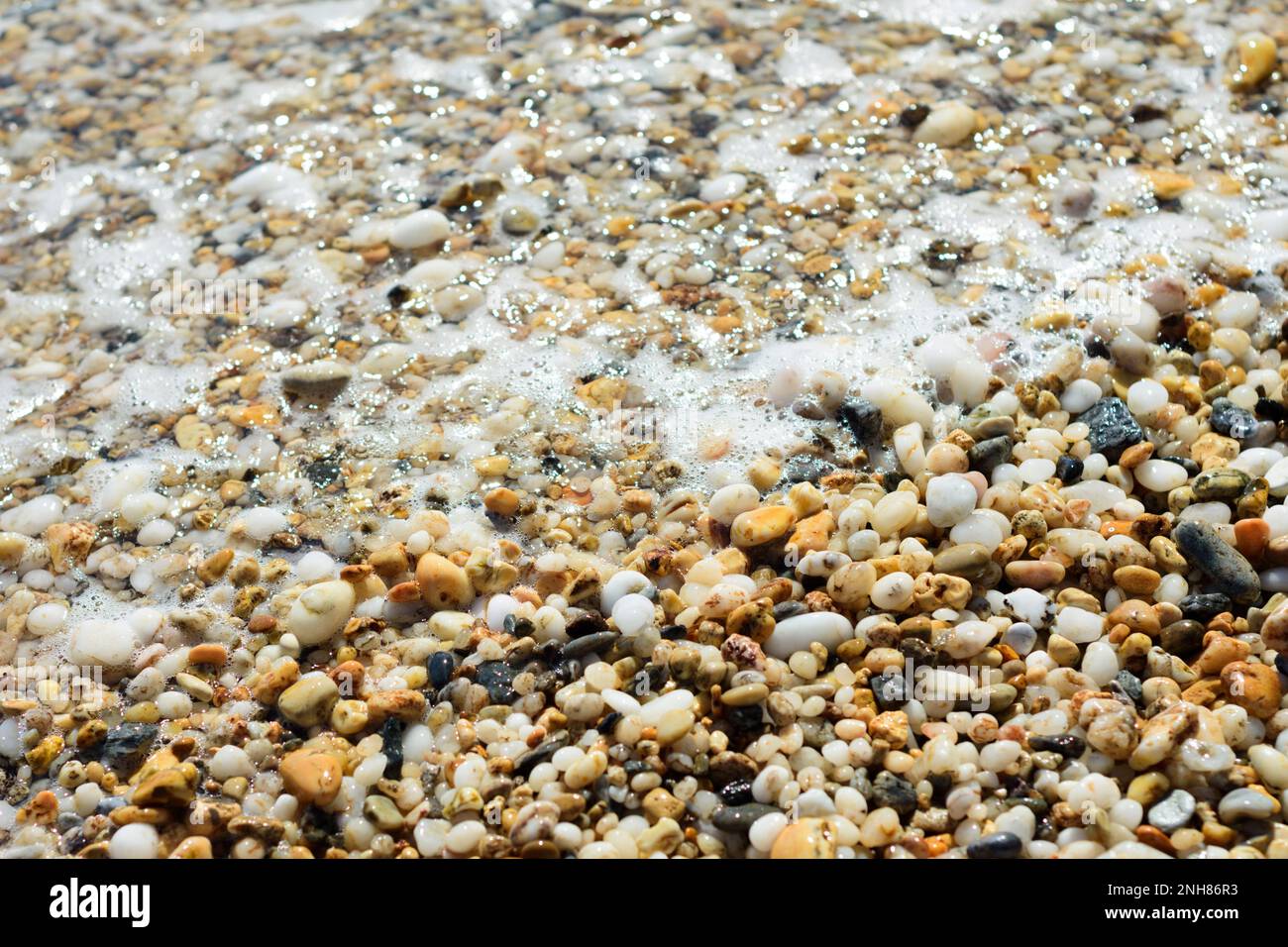 Ciottoli colorati sulla spiaggia di Paleochori, Milos Foto Stock