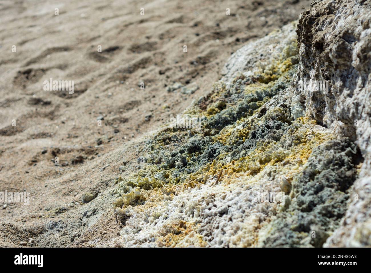 Mucchi di zolfo nella spiaggia di Paleochori, Milos Foto Stock