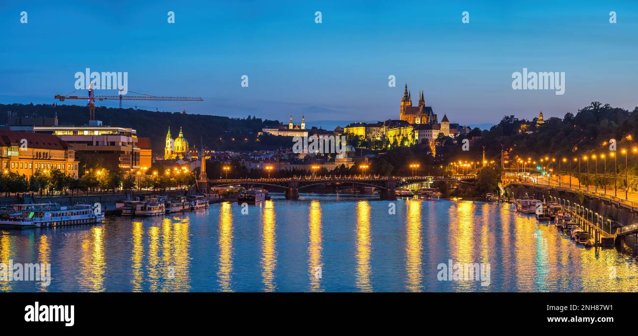 Praga Repubblica Ceca, panorama notturno dello skyline della città sul fiume Moldava e sul Castello di Praga Foto Stock