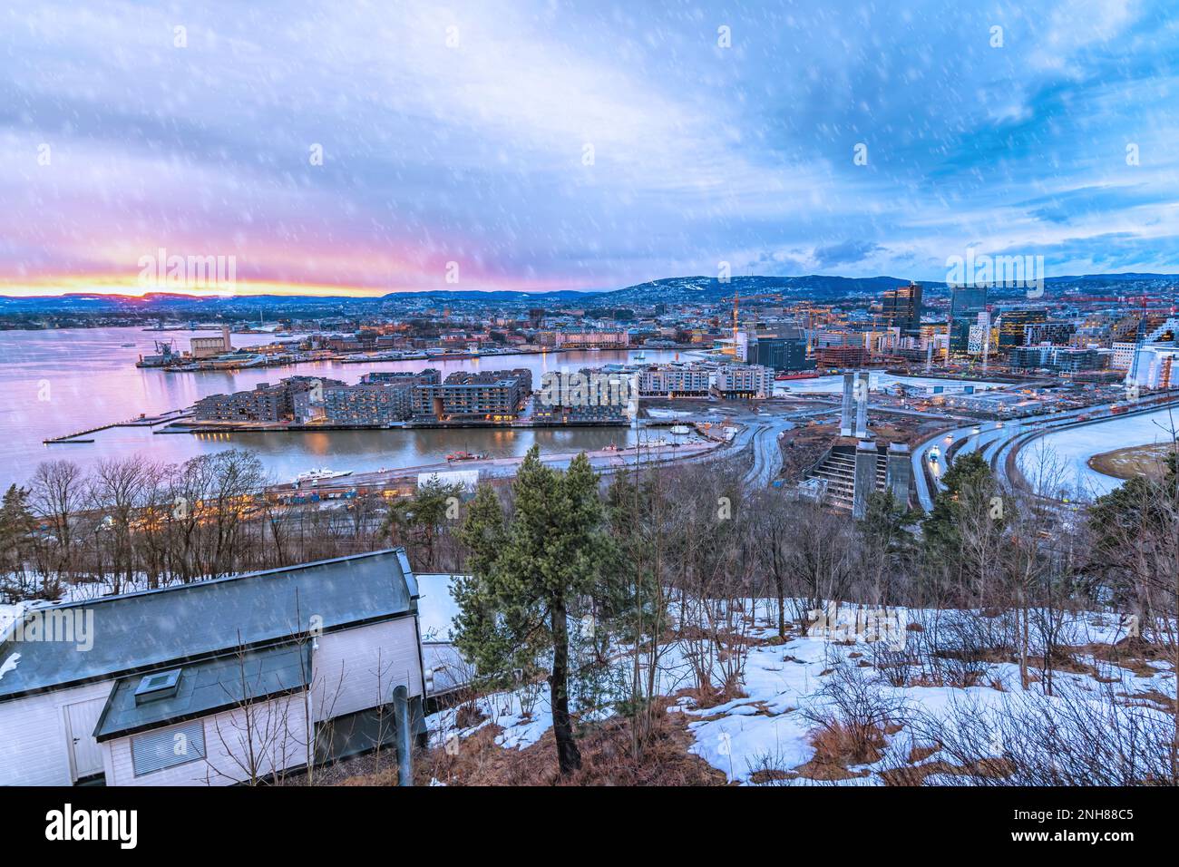 Oslo Norvegia, skyline della città al tramonto nel quartiere degli affari e Barcode Project Foto Stock